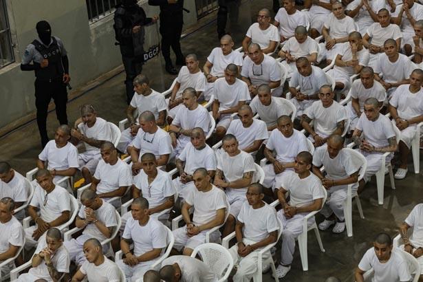 Tarixi məhkəmə prosesi başladı: Küçələrdə Qorxu İmperiyası hakimin qarşısında dayanır.