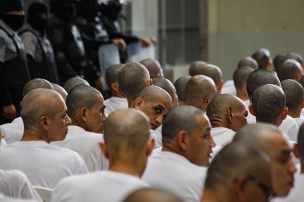 Tarixi məhkəmə prosesi başladı: Küçələrdə Qorxu İmperiyası hakimin qarşısında dayanır.