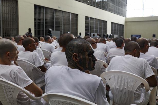 Tarixi məhkəmə prosesi başladı: Küçələrdə Qorxu İmperiyası hakimin qarşısında dayanır.