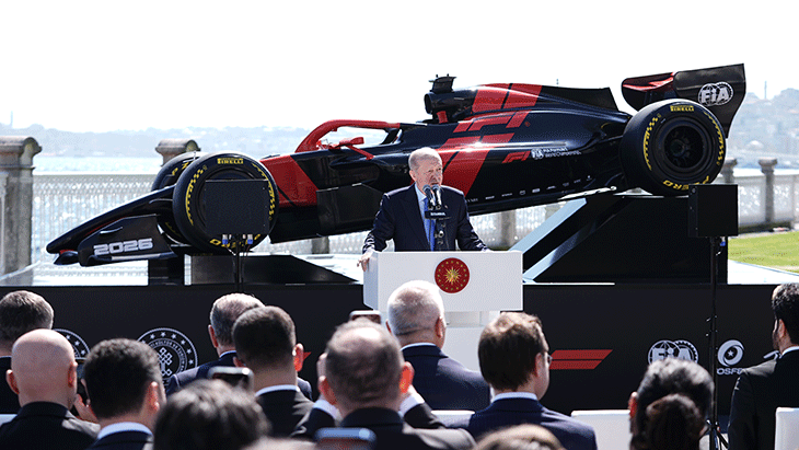 Formula 1 aracı İstanbul sokaklarında Japon pilot gösteri sürüşü yaptı