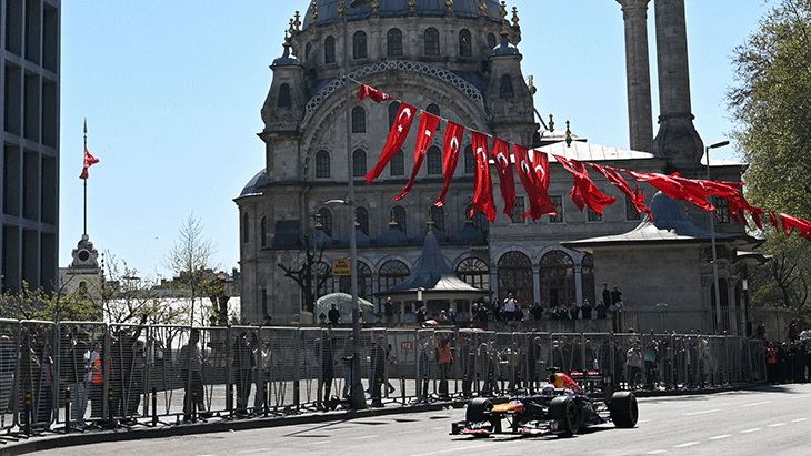 Formula 1 aracı İstanbul sokaklarında Japon pilot gösteri sürüşü yaptı