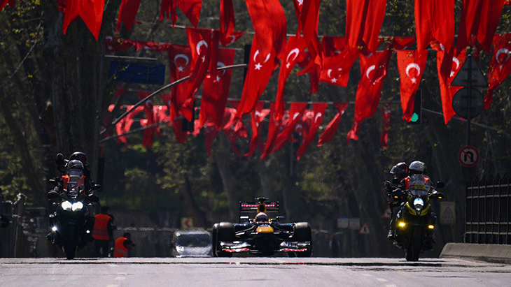 Formula 1 aracı İstanbul sokaklarında Japon pilot gösteri sürüşü yaptı