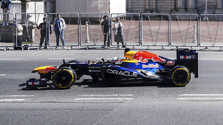 Formula 1 aracı İstanbul sokaklarında Japon pilot gösteri sürüşü yaptı