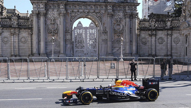 Formula 1 aracı İstanbul sokaklarında Japon pilot gösteri sürüşü yaptı