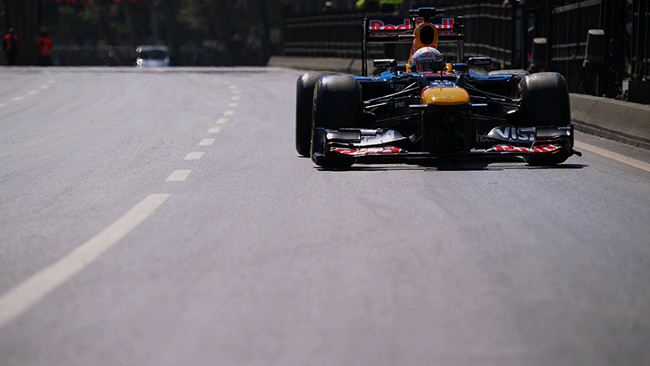 Formula 1 aracı İstanbul sokaklarında Japon pilot gösteri sürüşü yaptı