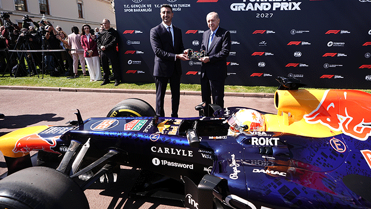 Formula 1 aracı İstanbul sokaklarında Japon pilot gösteri sürüşü yaptı