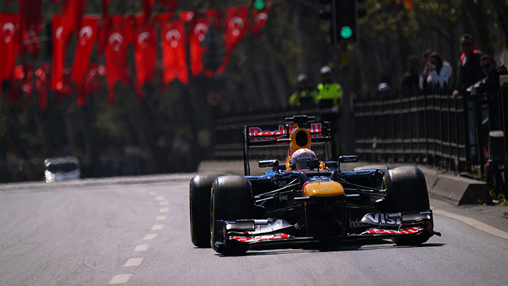 Formula 1 aracı İstanbul sokaklarında Japon pilot gösteri sürüşü yaptı