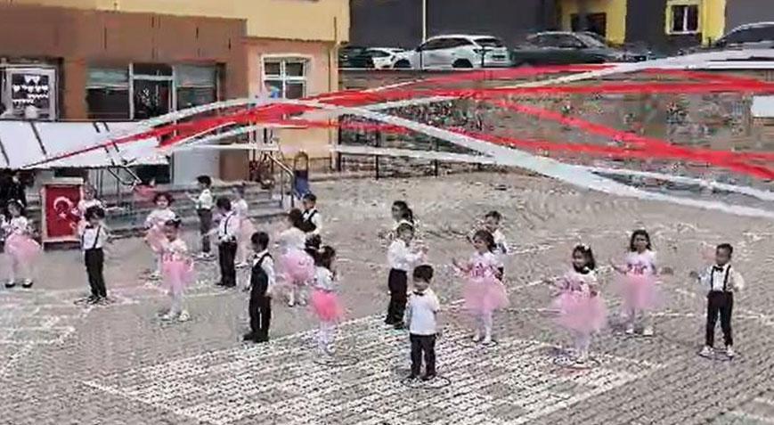 Okul bahçesinde feci olay! Öğretmenin üzerine tabela düştü