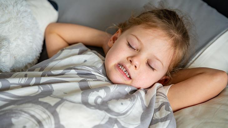 Uyku öncesi çocuğunuzun bu alışkanlığına dikkat! Gece diş sıkmasına neden oluyor