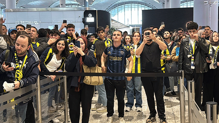 İstanbuldan ayrılan Domenico Tedescoya havalimanında Fenerbahçe taraftarından ilgi İşte fotoğraflar