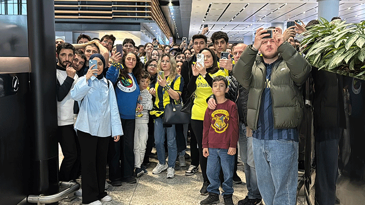 İstanbuldan ayrılan Domenico Tedescoya havalimanında Fenerbahçe taraftarından ilgi İşte fotoğraflar