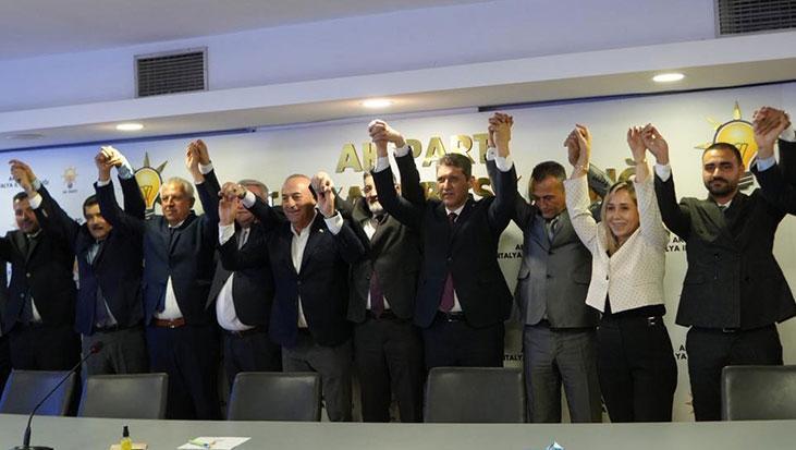Antalya'da siyasi dengeler değişti! 5 meclis üyesi AK Parti saflarına katıldı