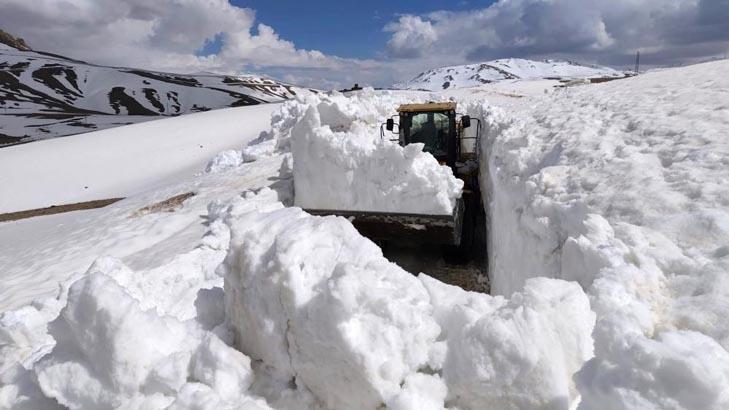 Fotoğraflar bugün çekildi Mayıs ayında kar sürprizi... Kent merkezi bembeyaz