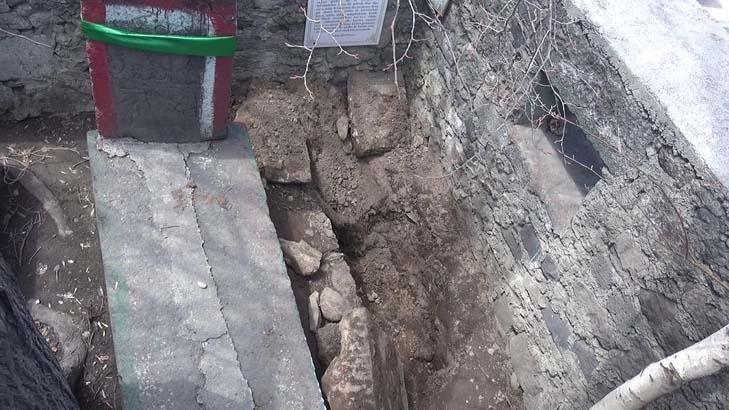 Sabah türbeye gelen yaşlı kadın şoke oldu ‘Gece 5-6 kişi görülmüş’