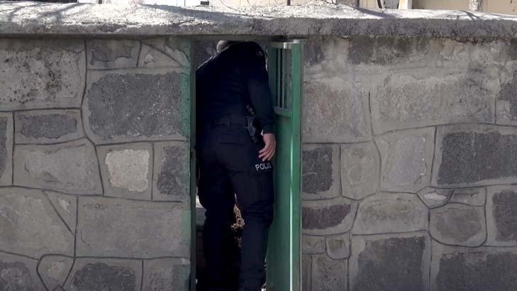Sabah türbeye gelen yaşlı kadın şoke oldu ‘Gece 5-6 kişi görülmüş’