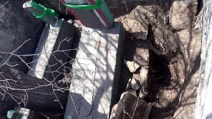 Sabah türbeye gelen yaşlı kadın şoke oldu ‘Gece 5-6 kişi görülmüş’