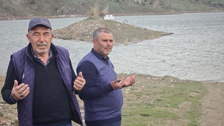 Sular çekilince ortaya çıkmıştı, 2 yıl sonra yeniden kayboldu ‘Karşısına geçip duamızı edeceğiz’ Sular çekilince ortaya çıkmıştı, 2 yıl sonra yeniden kayboldu ‘Karşısına geçip duamızı edeceğiz’