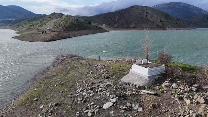 Sular çekilince ortaya çıkmıştı, 2 yıl sonra yeniden kayboldu ‘Karşısına geçip duamızı edeceğiz’ Sular çekilince ortaya çıkmıştı, 2 yıl sonra yeniden kayboldu ‘Karşısına geçip duamızı edeceğiz’