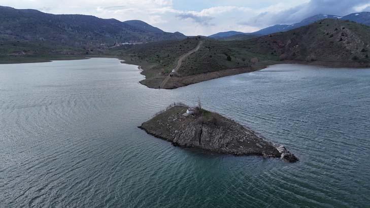 Sular çekilince ortaya çıkmıştı, 2 yıl sonra yeniden kayboldu ‘Karşısına geçip duamızı edeceğiz’ Sular çekilince ortaya çıkmıştı, 2 yıl sonra yeniden kayboldu ‘Karşısına geçip duamızı edeceğiz’
