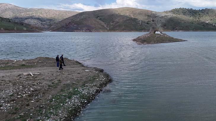Sular çekilince ortaya çıkmıştı, 2 yıl sonra yeniden kayboldu ‘Karşısına geçip duamızı edeceğiz’ Sular çekilince ortaya çıkmıştı, 2 yıl sonra yeniden kayboldu ‘Karşısına geçip duamızı edeceğiz’