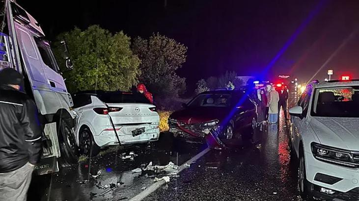 Uşak’ta 7 araç birbirine girdi! Zincirleme kazada 4 kişi öldü, 17 kişi yaralı