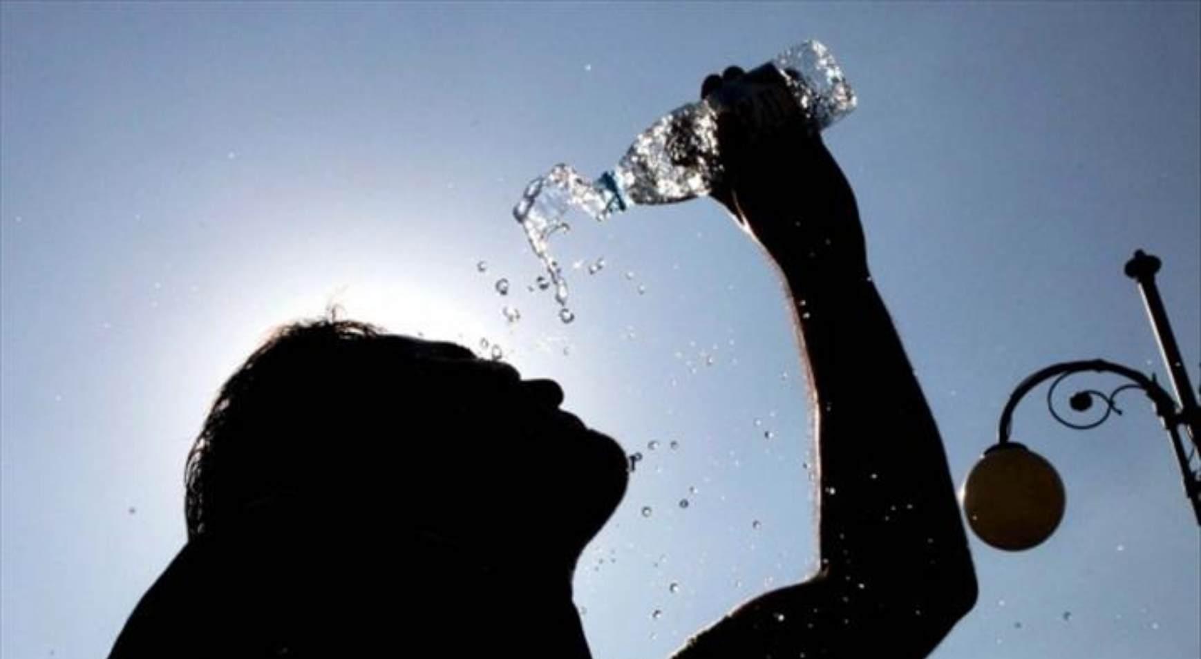 Hava sıcaklığı 44 dereceye çıktı, 16 kişi hayatını kaybetti Serinlemek için çare arıyorlar