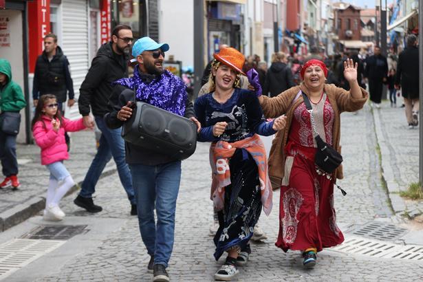 Kakava’da geri sayım: Baba Fingo Efsanesi için binlerce kişi Tunca’ya akın etti Edirne’de gece ateşle başlayacak