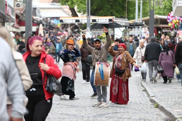 Kakava’da geri sayım: Baba Fingo Efsanesi için binlerce kişi Tunca’ya akın etti Edirne’de gece ateşle başlayacak