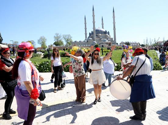 Kakava’da geri sayım: Baba Fingo Efsanesi için binlerce kişi Tunca’ya akın etti Edirne’de gece ateşle başlayacak