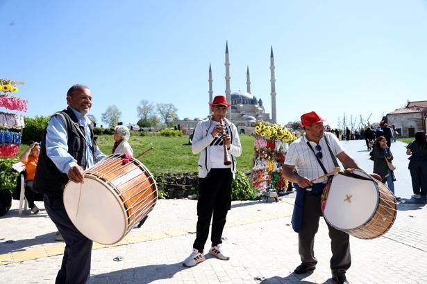 Kakava’da geri sayım: Baba Fingo Efsanesi için binlerce kişi Tunca’ya akın etti Edirne’de gece ateşle başlayacak