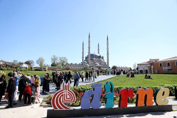 Kakava’da geri sayım: Baba Fingo Efsanesi için binlerce kişi Tunca’ya akın etti Edirne’de gece ateşle başlayacak