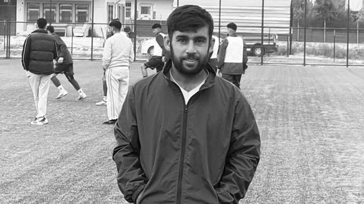 Arızalanan aracını kontrol etmek isterken otomobil çarptı! Amatör futbolcu hayatını kaybetti