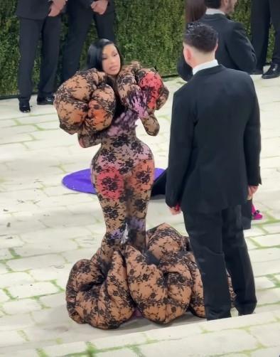 Geceye damga vurdu: Cardi B, 2026 Met Galaya bağırsak olarak katıldı