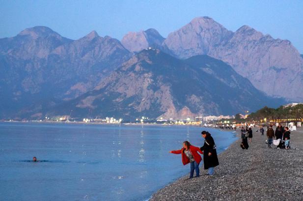 Yer: Antalya Sabahın köründe yüzlerce kişi aynı şey için sahile akın etti: Her sene yapmaya çalışıyoruz