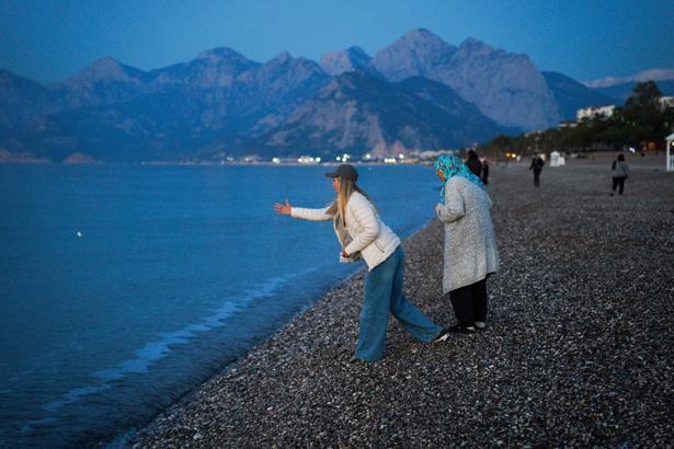 Yer: Antalya Sabahın köründe yüzlerce kişi aynı şey için sahile akın etti: Her sene yapmaya çalışıyoruz