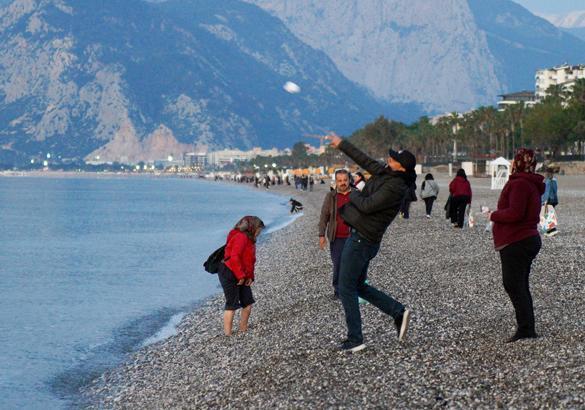 Yer: Antalya Sabahın köründe yüzlerce kişi aynı şey için sahile akın etti: Her sene yapmaya çalışıyoruz