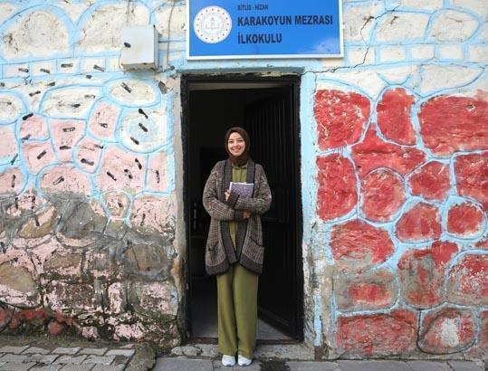Sarp dağların yamacında iki çocuk, bir mucize: Burası çok güzel bir yer Sarp dağların yamacında iki çocuk, bir mucize: Burası çok güzel bir yer