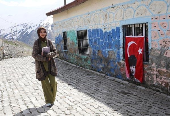 Sarp dağların yamacında iki çocuk, bir mucize: Burası çok güzel bir yer Sarp dağların yamacında iki çocuk, bir mucize: Burası çok güzel bir yer