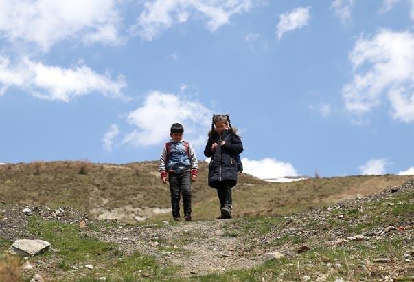 Sarp dağların yamacında iki çocuk, bir mucize: Burası çok güzel bir yer Sarp dağların yamacında iki çocuk, bir mucize: Burası çok güzel bir yer