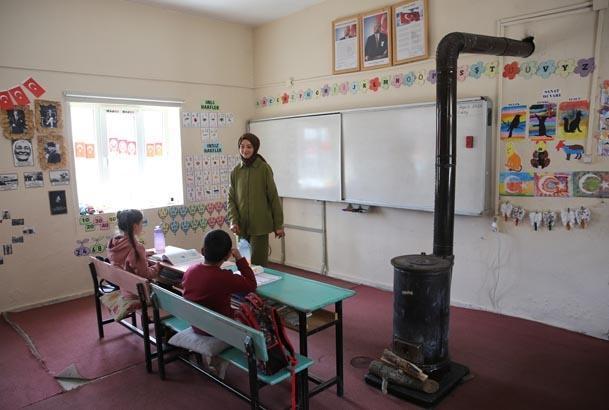 Sarp dağların yamacında iki çocuk, bir mucize: Burası çok güzel bir yer Sarp dağların yamacında iki çocuk, bir mucize: Burası çok güzel bir yer