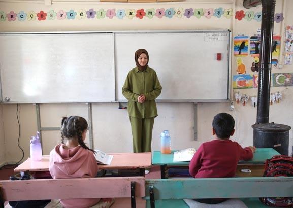 Sarp dağların yamacında iki çocuk, bir mucize: Burası çok güzel bir yer Sarp dağların yamacında iki çocuk, bir mucize: Burası çok güzel bir yer
