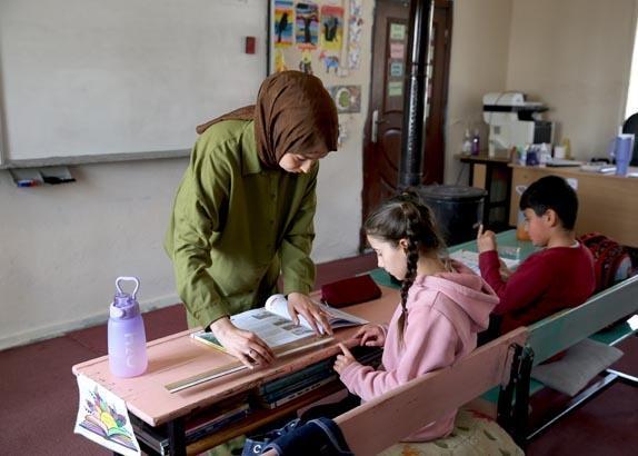 Sarp dağların yamacında iki çocuk, bir mucize: Burası çok güzel bir yer Sarp dağların yamacında iki çocuk, bir mucize: Burası çok güzel bir yer