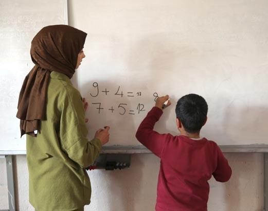 Sarp dağların yamacında iki çocuk, bir mucize: Burası çok güzel bir yer Sarp dağların yamacında iki çocuk, bir mucize: Burası çok güzel bir yer