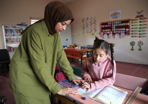 Sarp dağların yamacında iki çocuk, bir mucize: Burası çok güzel bir yer Sarp dağların yamacında iki çocuk, bir mucize: Burası çok güzel bir yer