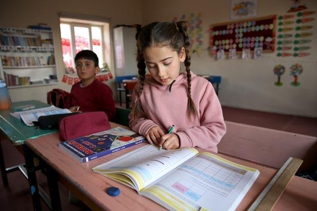 Sarp dağların yamacında iki çocuk, bir mucize: Burası çok güzel bir yer Sarp dağların yamacında iki çocuk, bir mucize: Burası çok güzel bir yer