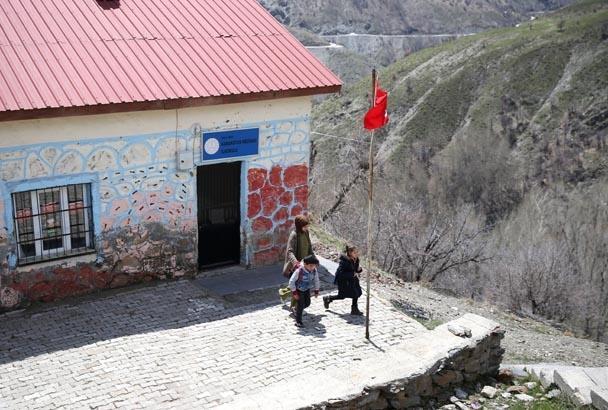 Sarp dağların yamacında iki çocuk, bir mucize: Burası çok güzel bir yer Sarp dağların yamacında iki çocuk, bir mucize: Burası çok güzel bir yer