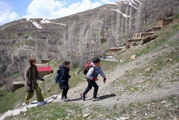 Sarp dağların yamacında iki çocuk, bir mucize: Burası çok güzel bir yer Sarp dağların yamacında iki çocuk, bir mucize: Burası çok güzel bir yer