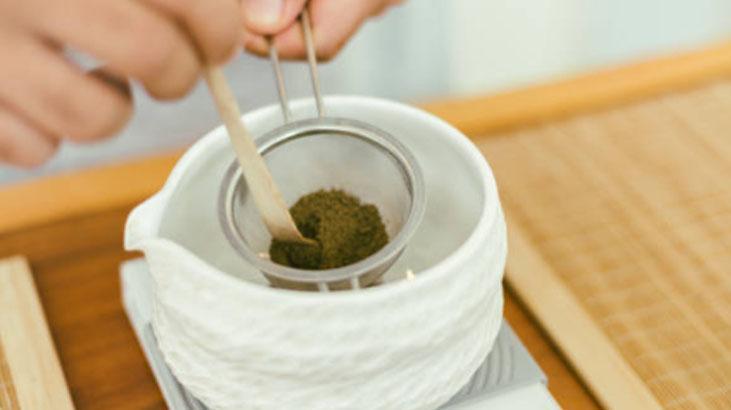 Matchadan sonra herkesin favorisi olan içecek Evde hojicha latte yapımı