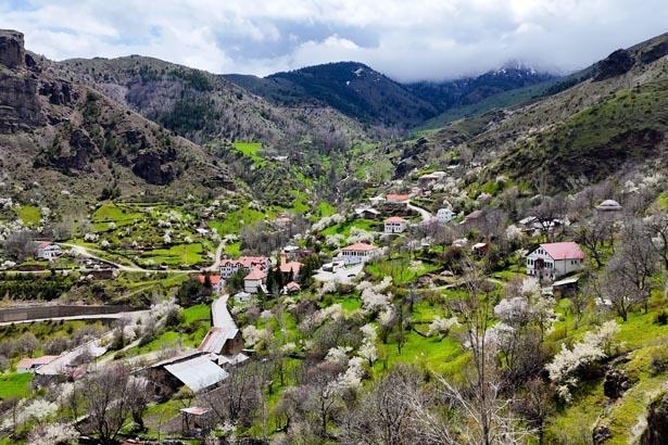 Gümüşhanede taşı delip ortaya çıktı Görüntülemek için koştular
