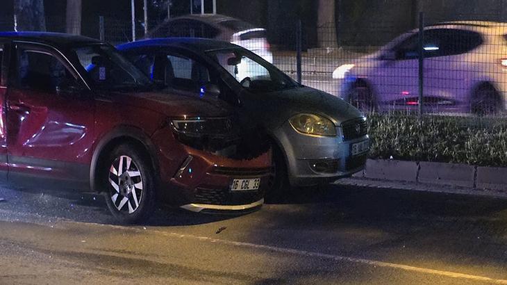 Bursa'da otomobil, kırmızı ışıkta bekleyen otomobile çarptı! 3 yaralı